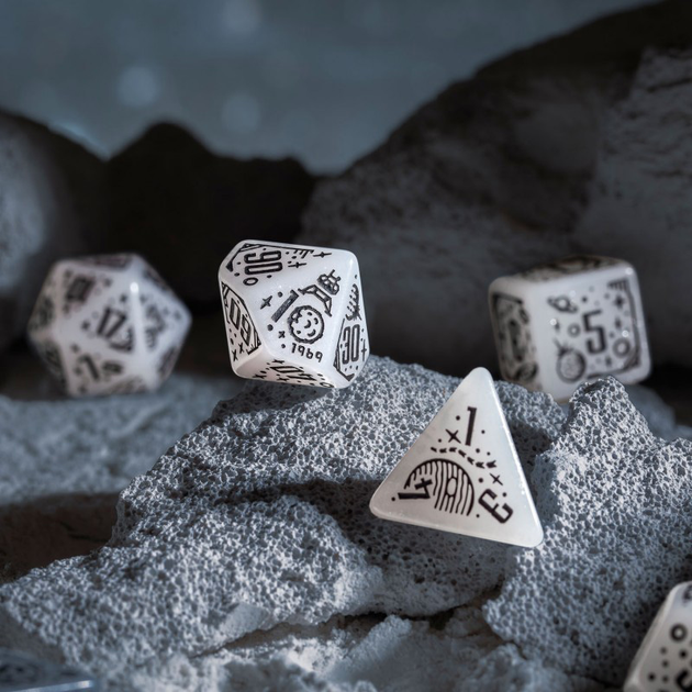 Набір кісток Q-Workshop Space Dice Kit Космічний Аполлон 7 деталей Біло-чорні (5907699497263) - зображення 6