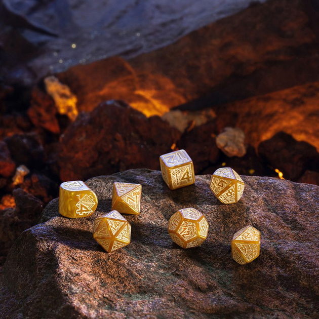 Набір кісток Q-Workshop RPM Dwarven Dice Kit Гном'ї 7 деталей Золото (5907699497089) - зображення 3