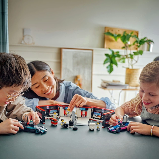 Конструктор LEGO City Гараж F1 та автомобілі Mercedes-AMG і Alpine