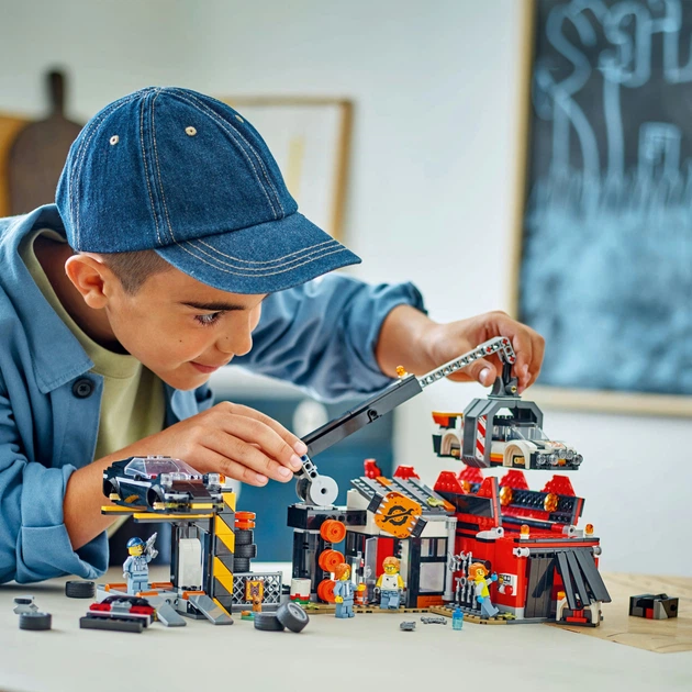 Конструктор LEGO City Звалище з автомобілями 871 деталь (60472