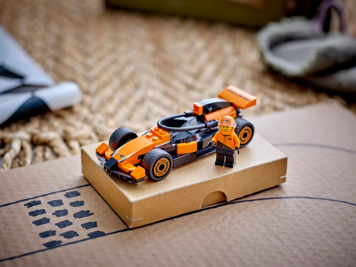 Zestaw klocków LEGO City F1 Kierowca i bolid McLaren 86 elementów (60442) - obraz 8