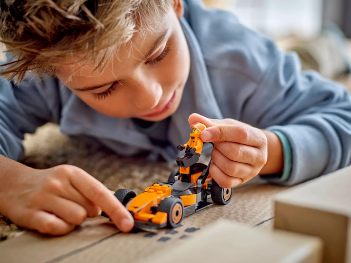 Zestaw klocków LEGO City F1 Kierowca i bolid McLaren 86 elementów (60442) - obraz 9