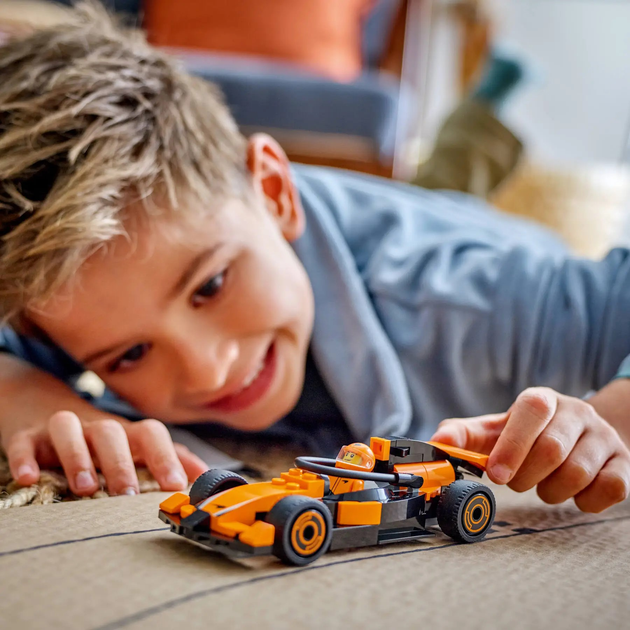 Zestaw klocków LEGO City F1 Kierowca i bolid McLaren 86 elementów (60442) - obraz 10