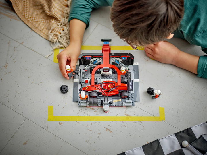Zestaw klocków LEGO City F1 Pit stop i mechanicy z bolidem Ferrari 322  elementy (60443) - obraz 10