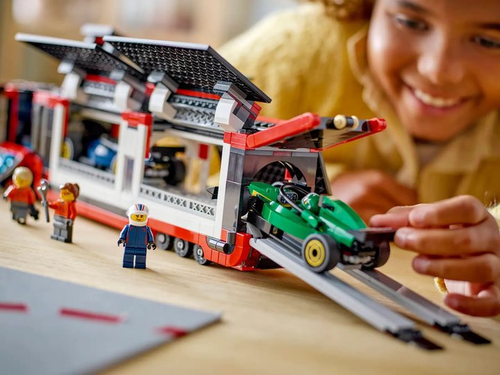 Конструктор LEGO City F1 Вантажівка з болідами RB20 та AMR24 F1 1086 елементів (60445) - зображення 11