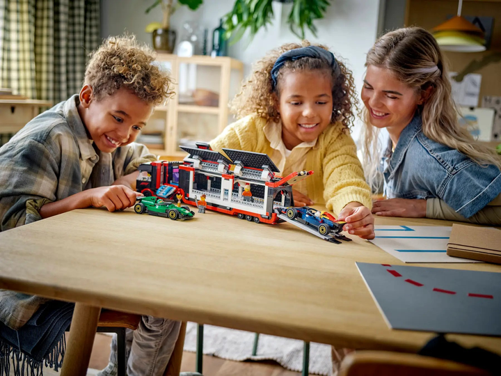 Конструктор LEGO City F1 Вантажівка з болідами RB20 та AMR24 F1 1086 елементів (60445) - зображення 12