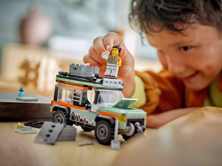 Zestaw klocków LEGO City Górska ciężarówka terenowa 4 x 4 221 element (60447) - obraz 11