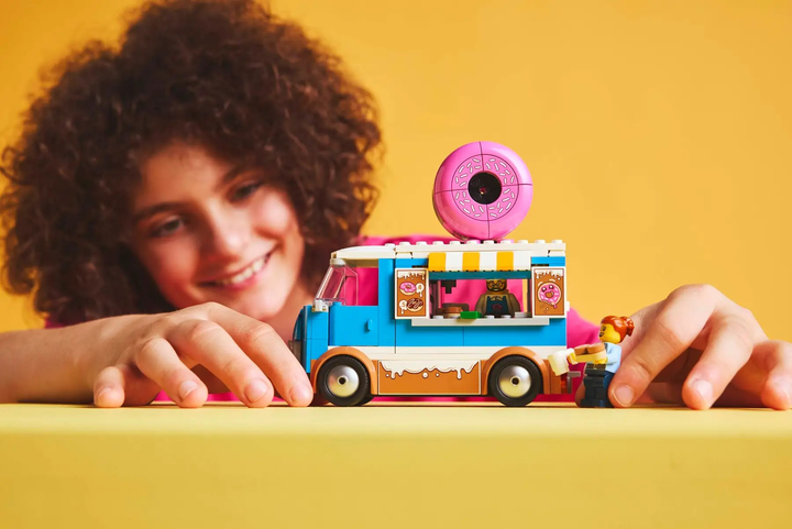Конструктор LEGO City Пересувна крамниця пончиків 196 елементів (60452) - зображення 9