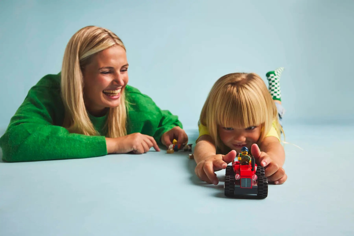 Конструктор LEGO City Червоний трактор з причепом та вівцею 116 елементів (60461) - зображення 7