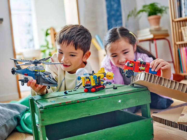 Zestaw klocków LEGO City Zestaw z helikopterem wozem strażackim i łodzią podwodną 874 elementy (60462) - obraz 10