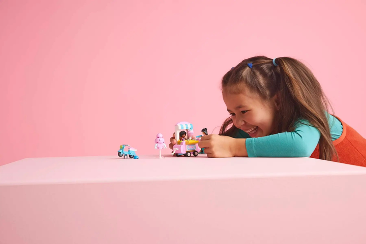Zestaw klocków LEGO Friends Stoisko z watą cukrową i skuter 110 elementów (42643) - obraz 10
