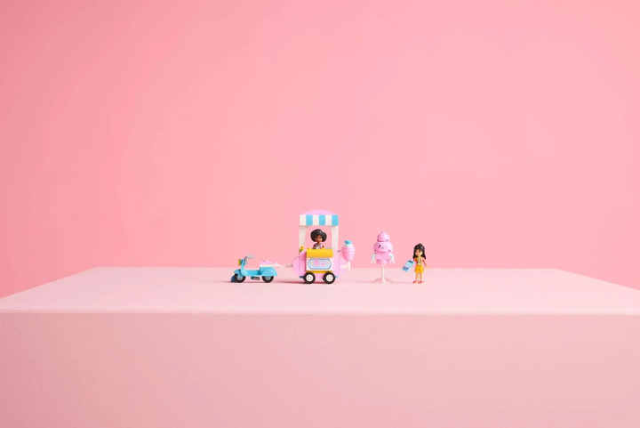 Zestaw klocków LEGO Friends Stoisko z watą cukrową i skuter 110 elementów (42643) - obraz 11