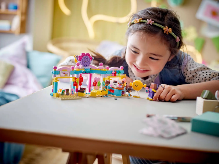 Zestaw klocków LEGO Friends Sklep z cukierkami w Heartlake 376 elementów (42649) - obraz 10