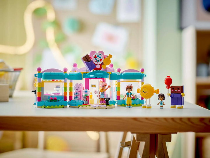 Zestaw klocków LEGO Friends Sklep z cukierkami w Heartlake 376 elementów (42649) - obraz 11