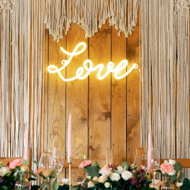 Dekoracyjny neon LED PartyDeco Love 61 x 27.4 cm White (5900779132474) - obraz 4