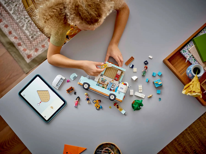 Zestaw klocków LEGO Friends Przygoda w kamperze przyjaciół 778 elementów (42663) - obraz 12