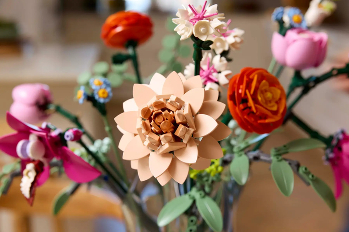 Конструктор LEGO Botanicals Красивий букет рожевих квітів 749 елементів (10342) - зображення 9