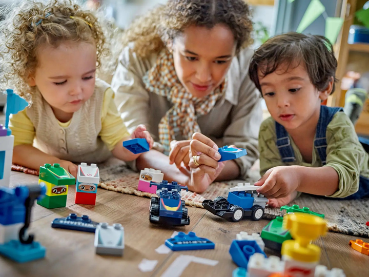 Конструктор LEGO DUPLO Боліди та гонщики F1 70 елементів (10445) - зображення 9