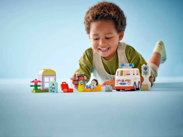 Конструктор LEGO DUPLO Швидка допомога з водієм 19 елементів (10447) - зображення 8