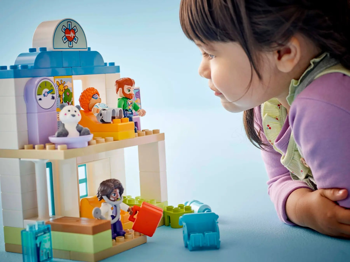 Zestaw klocków LEGO DUPLO Wizyta u lekarza 65 elementów (10449) - obraz 7