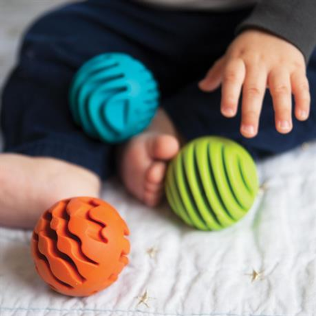 Прорізувач-брязкальце Fat Brain Toys Sensory Rollers Кольорові сенсорні кульки 3 шт (0811802021885) - зображення 5