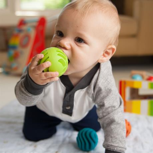 Прорізувач-брязкальце Fat Brain Toys Sensory Rollers Кольорові сенсорні кульки 3 шт (0811802021885) - зображення 8
