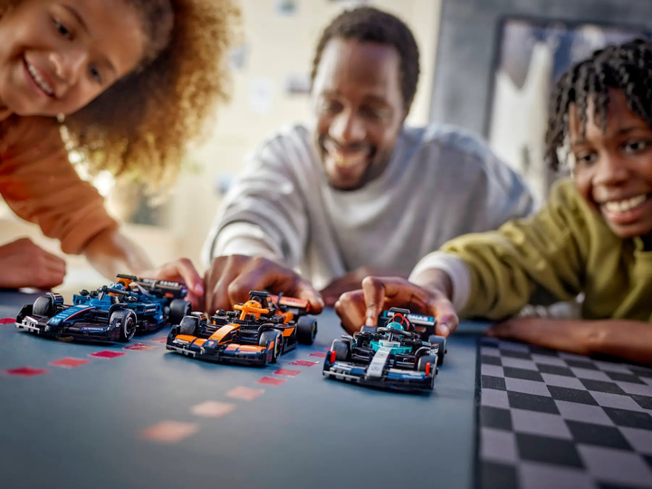 Zestaw klocków LEGO Speed Champions Bolid F1 Mercedes-AMG W15 267 elementów (77244) - obraz 9