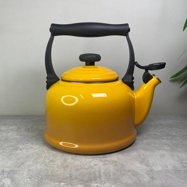Чайник Le Creuset Tradition 2,1 л Nectar (40102026720000) - Фото 2 Чайник Le Creuset Tradition 2,1 л Nectar (40102026720000) - зображення 2