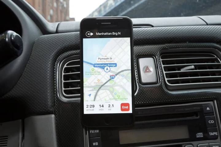 Автотримач для телефона Kikkerland Magnetic Phone Mount (0612615090545) - зображення 3