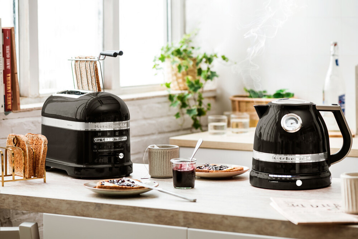 Электрочайник KitchenAid Artisan 1.5 л 5KEK1522EOB черный + Тостер KitchenAid Artisan 5KMT2204EOB черный (комплект) - изображение 18