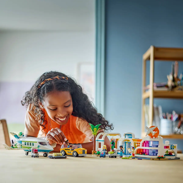 Zestaw klocków LEGO Friends Samolot i lotnisko w mieście Heartlake 958 elementów (42656) - obraz 8