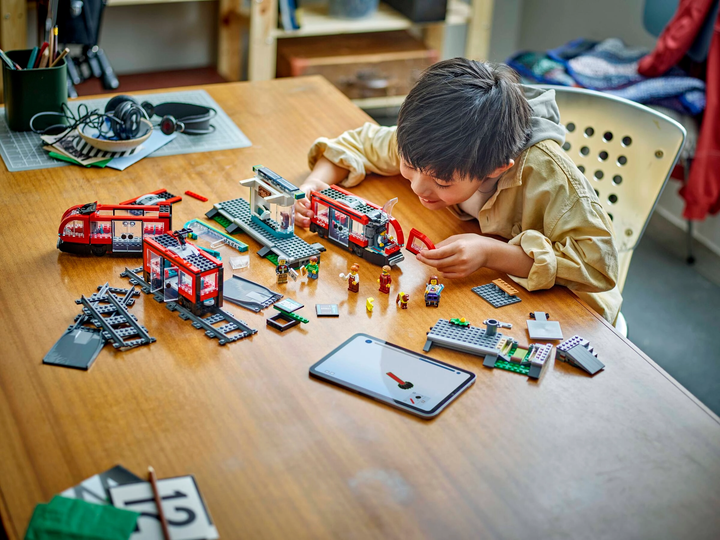 Zestaw klocków LEGO City Tramwaj miejski ze stacją 811 elementów (60423) - obraz 9