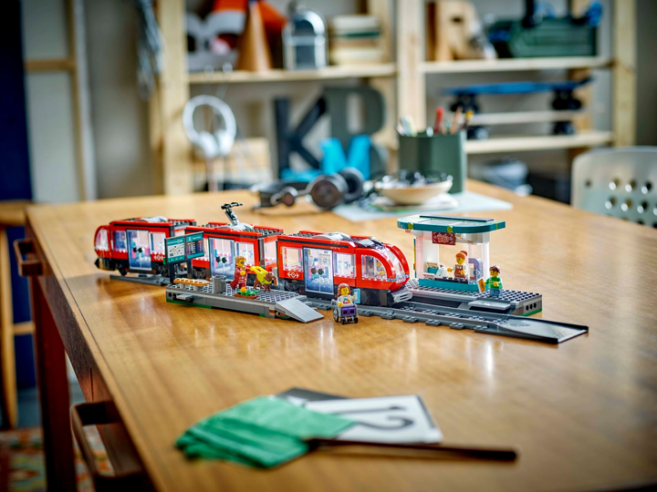 Zestaw klocków LEGO City Tramwaj miejski ze stacją 811 elementów (60423) - obraz 10