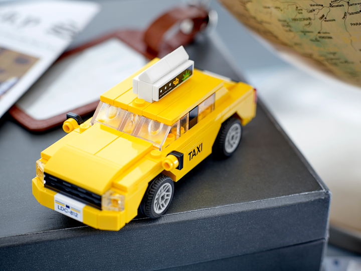 Конструктор LEGO Creator Yellow Taxi 124 деталі (40468) - зображення 6