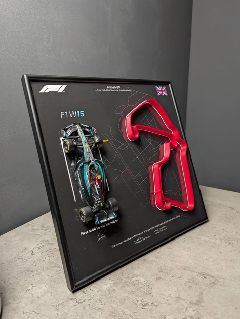 Модель Bburago с Рамкой Держателем 2в1 на Стену или Полку с F1 W15 Mercedes и 3D Трассой British Grand Prix "Silverstone" / Сезон 2024 Season Model Car #44 Lewis Hamilton / Льюис Гамильтон - Фото 6 Модель Bburago с Рамкой Держателем 2в1 на Стену или Полку с F1 W15 Mercedes и 3D Трассой British Grand Prix "Silverstone" / Сезон 2024 Season Model Car #44 Lewis Hamilton / Льюис Гамильтон - изображение 6