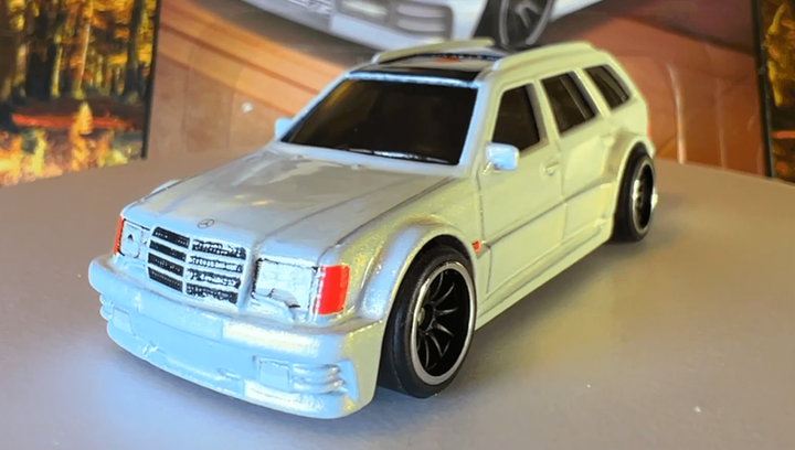 Машинка Premium Hot Wheels Mercedes-Benz AMG E 36 Estate Special