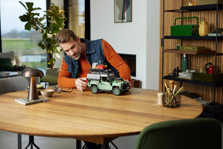 Zestaw klocków LEGO Icons Land Rover Classic Defender 2336 elementów (10317) - obraz 12