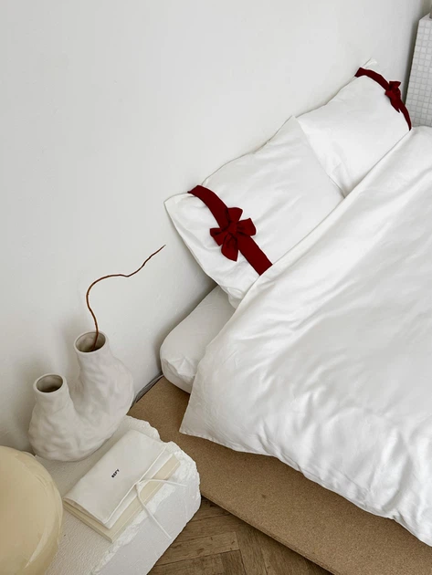 Комплект постільної білизни DreamCraftedBedding «Бантик» Молочний з червоним бантиком Півтораспальний 150x215 Сатин - зображення 4