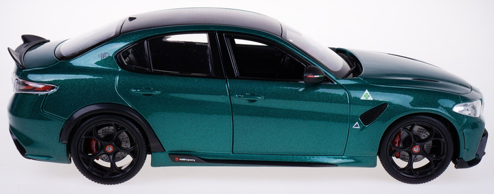 Model metalowy Bburago Alfa Romeo Giulia GTA 1:18 zielony (4893993014460) - obraz 4
