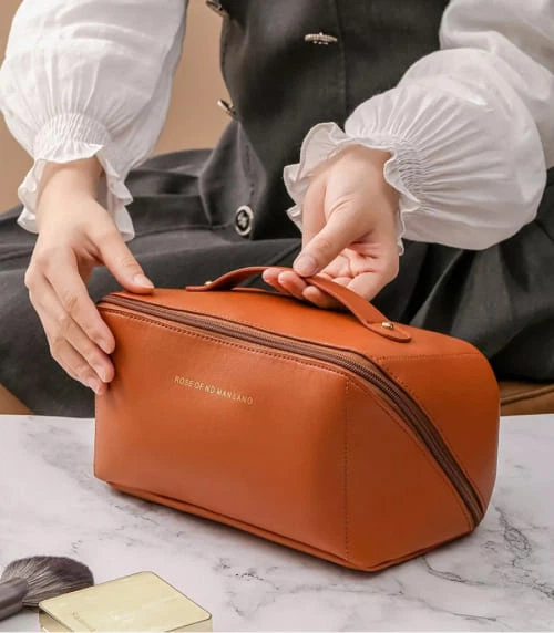 Вместительная дорожная косметичка - Make Up Bag (коричневая
