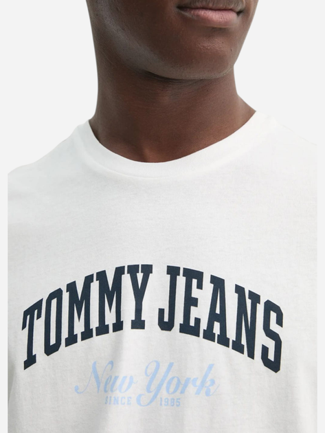 Футболка бавовняна чоловіча Tommy Jeans DM0DM20362-YBL S Біла (8720638587149) - зображення 4