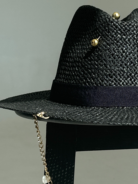 Шляпа Федора женская D.Hats из рафия с цепью золото с сердцами черная - изображение 2