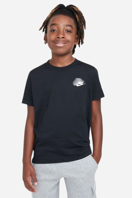 Детская футболка для мальчика Nike B Nsw Si Graphic Tee HM4338-011 128-137 см S Черная (197602348866) - Фото 5 Детская футболка для мальчика Nike B Nsw Si Graphic Tee HM4338-011 128-137 см S Черная (197602348866) - изображение 5