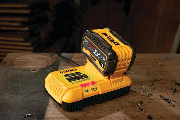 Зарядное устройство для аккумуляторов инструмента DeWALT DCB117 - изображение 3