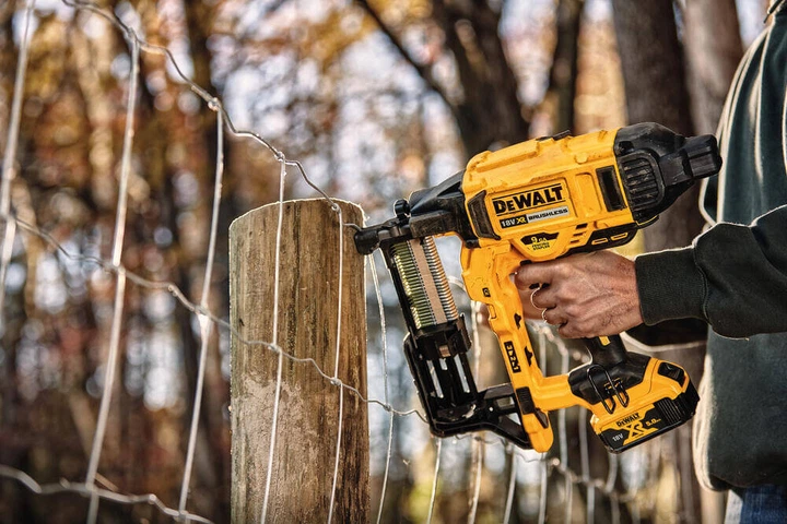 Аккумуляторный скобозабивной степлер DeWALT DCFS950N под скобы 40-50 мм - изображение 9