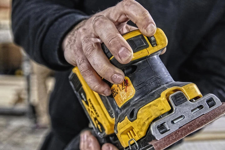 Акумуляторна вібраційна шліфувальна машина DeWALT DCW200P2 - зображення 8