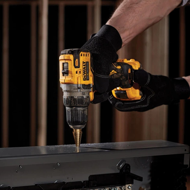 Набір з двох інструментів безщіткових DeWALT 12 В XR Li-lon, 3 А·год, валіза, 2 акумулятори та зарядний пристрій (DCK2110L2T) - Фото 9 Набір з двох інструментів безщіткових DeWALT 12 В XR Li-lon, 3 А·год, валіза, 2 акумулятори та зарядний пристрій (DCK2110L2T) - зображення 9