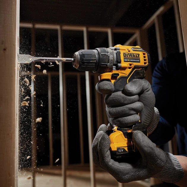 Набір з двох інструментів безщіткових DeWALT 12 В XR Li-lon, 3 А·год, валіза, 2 акумулятори та зарядний пристрій (DCK2110L2T) - Фото 11 Набір з двох інструментів безщіткових DeWALT 12 В XR Li-lon, 3 А·год, валіза, 2 акумулятори та зарядний пристрій (DCK2110L2T) - зображення 11