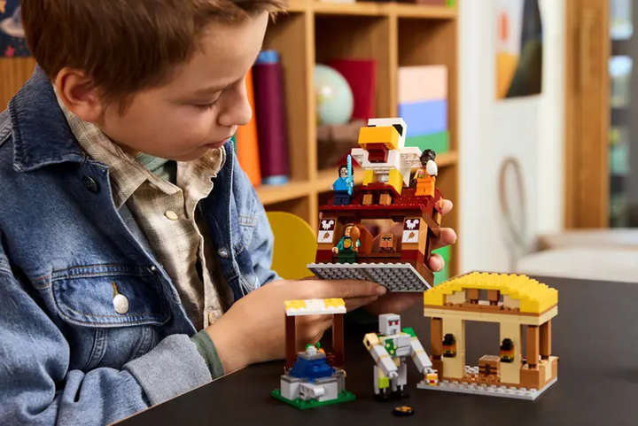 Zestaw klocków LEGO Minecraft The Ghast Balloon Village Attack 555 elementów (21273) - obraz 11