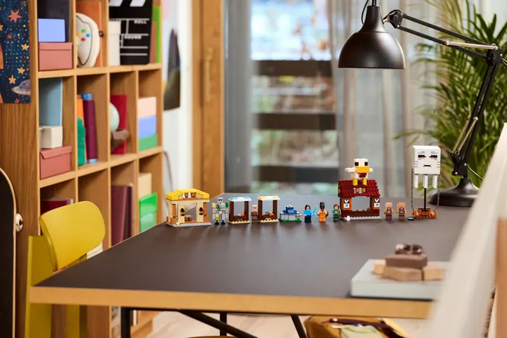 Zestaw klocków LEGO Minecraft The Ghast Balloon Village Attack 555 elementów (21273) - obraz 12